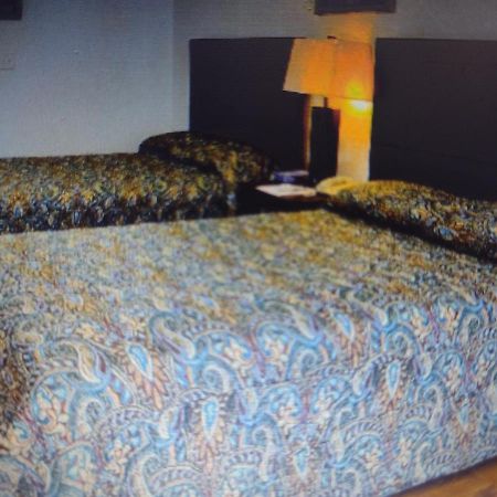Budget Inn & Suites -Super-Ice Cold Spotless Rooms- Door-To-Door Lit Parking & Lowest Price Plus Hbo Max,Spanish Tv, Internet Free!! Freer 外观 照片
