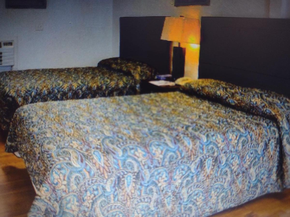 Budget Inn & Suites -Super-Ice Cold Spotless Rooms- Door-To-Door Lit Parking & Lowest Price Plus Hbo Max,Spanish Tv, Internet Free!! Freer 外观 照片