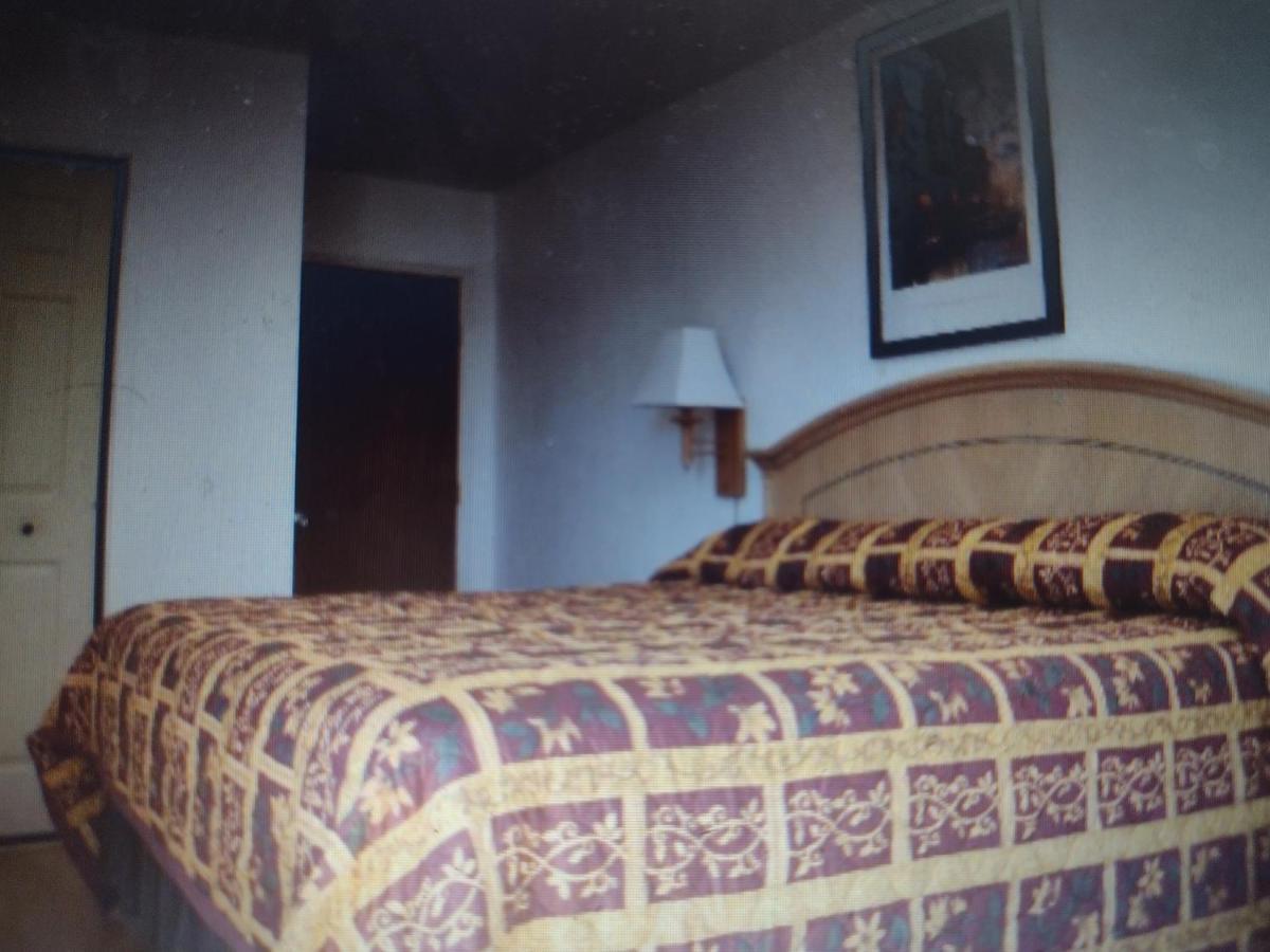 Budget Inn & Suites -Super-Ice Cold Spotless Rooms- Door-To-Door Lit Parking & Lowest Price Plus Hbo Max,Spanish Tv, Internet Free!! Freer 外观 照片