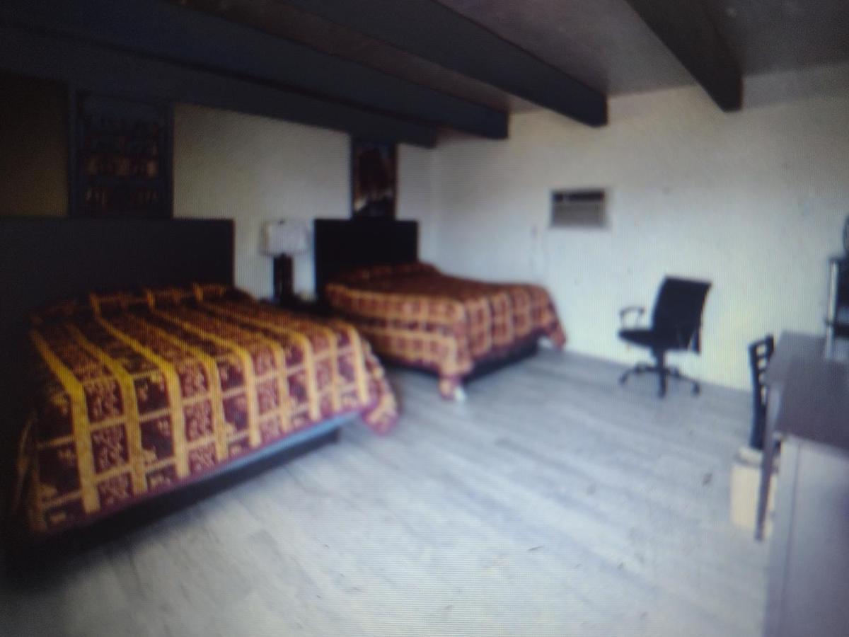 Budget Inn & Suites -Super-Ice Cold Spotless Rooms- Door-To-Door Lit Parking & Lowest Price Plus Hbo Max,Spanish Tv, Internet Free!! Freer 外观 照片