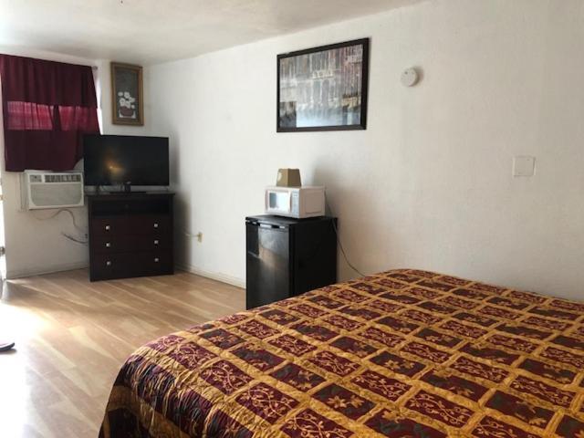 Budget Inn & Suites -Super-Ice Cold Spotless Rooms- Door-To-Door Lit Parking & Lowest Price Plus Hbo Max,Spanish Tv, Internet Free!! Freer 外观 照片